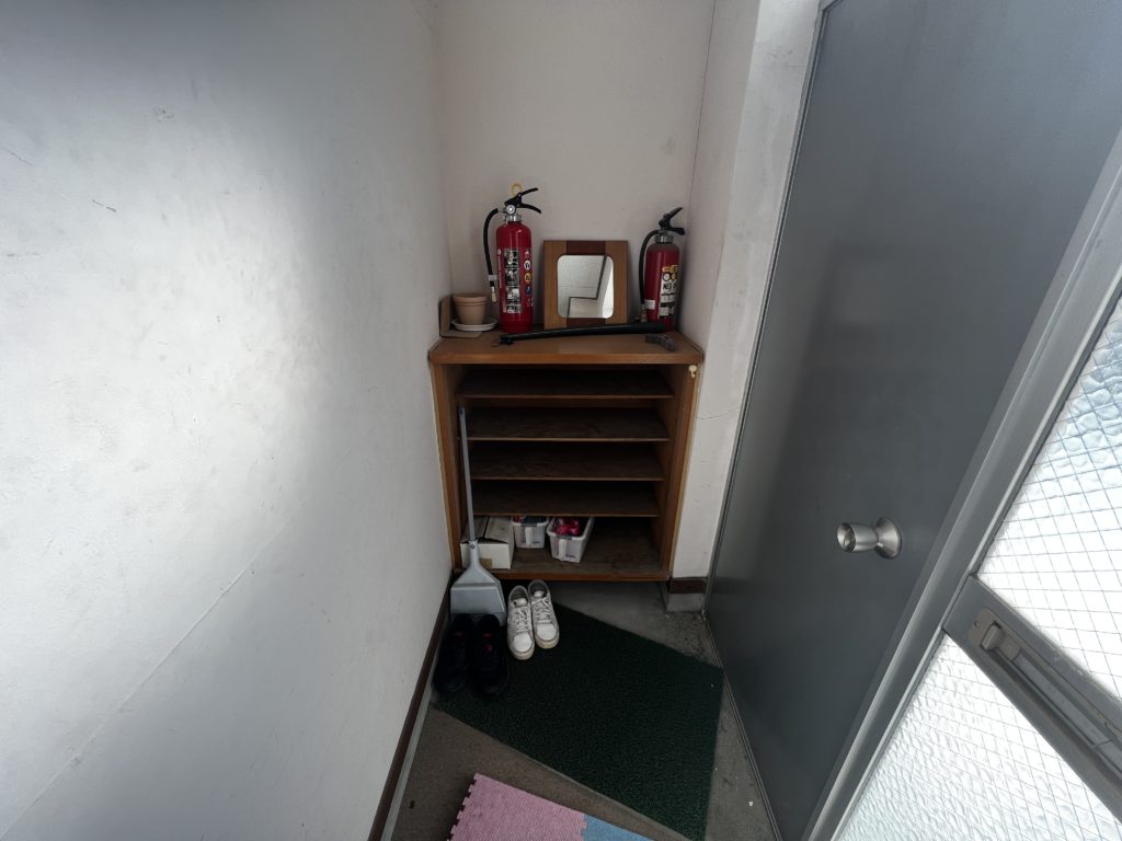 鹿児島市西千石の賃貸マンション 玄関の片付け前の様子