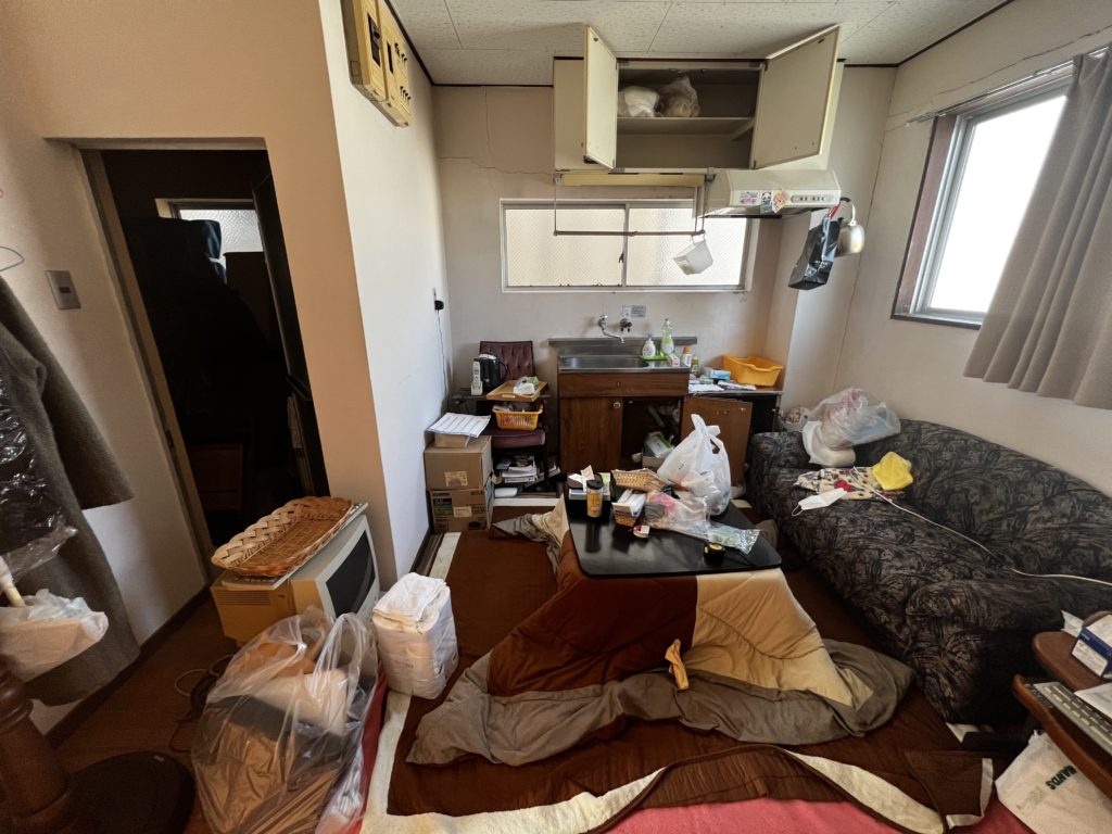 台所の片付け前 食器棚や調理器具が残っている様子