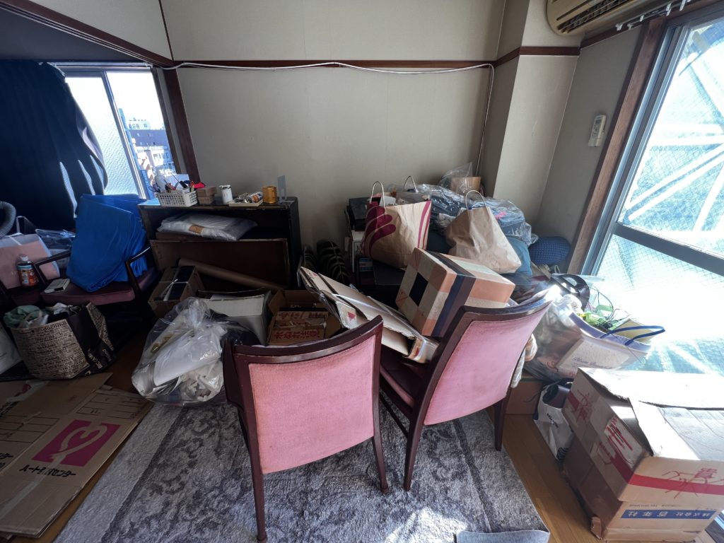 和室 押入れの片付け前 寝具や衣類が残された状態