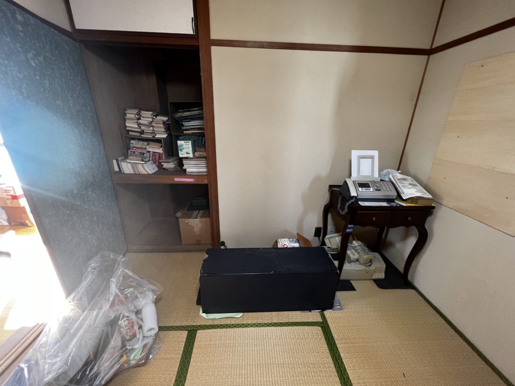 収納スペースの片付け前 段ボールや日用品が積まれた状態